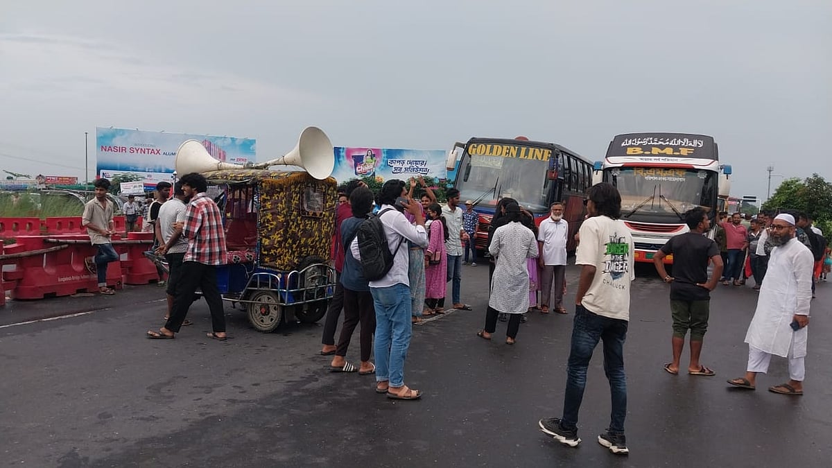 গোপালগঞ্জে এনসিপির নেতাদের ওপর হামলার প্রতিবাদে পদ্মা সেতু এলাকায় ব্লকেড কর্মসূচি পালন করেন এনসিপি ও বৈষম্যবিরোধী ছাত্র আন্দোলনের নেতা–কর্মীরা। বুধবার বিকেল সাড়ে পাঁচটার দিকে
