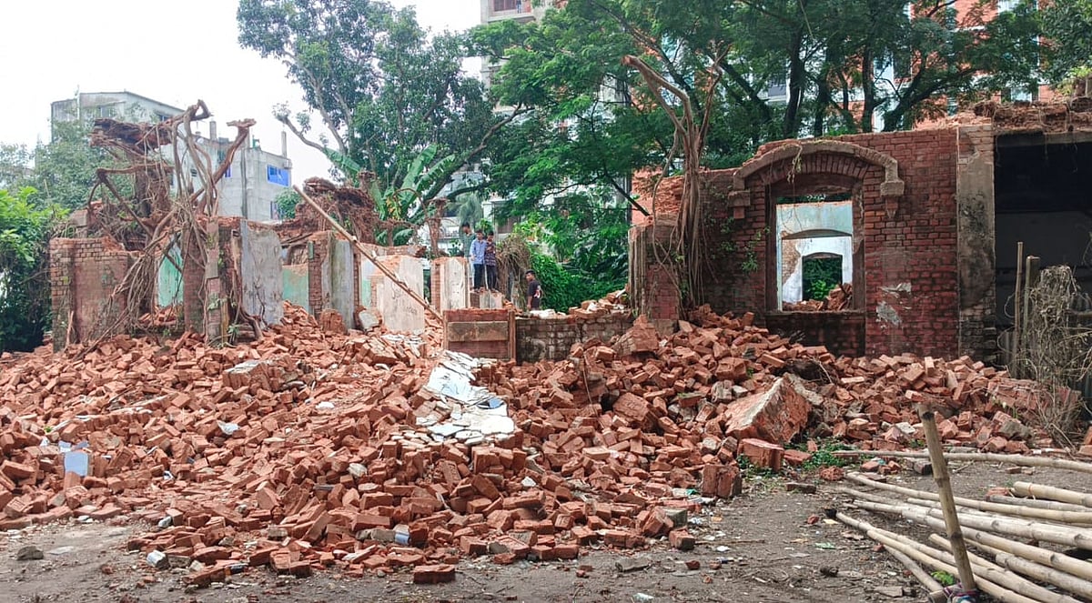 ময়মনসিংহ নগরের হরিকিশোর রায় রোডের প্রাচীন বাড়িটি ভেঙে ফেলা হয়েছে। তবে আজ ভাঙার কাজ বন্ধ রাখা হয়েছে। বুধবার দুপুরে