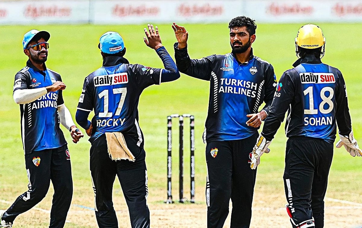 সাকিব আল হাসানকে (ছবিতে নেই) ফিরিয়েছেন সাইফ হাসান।