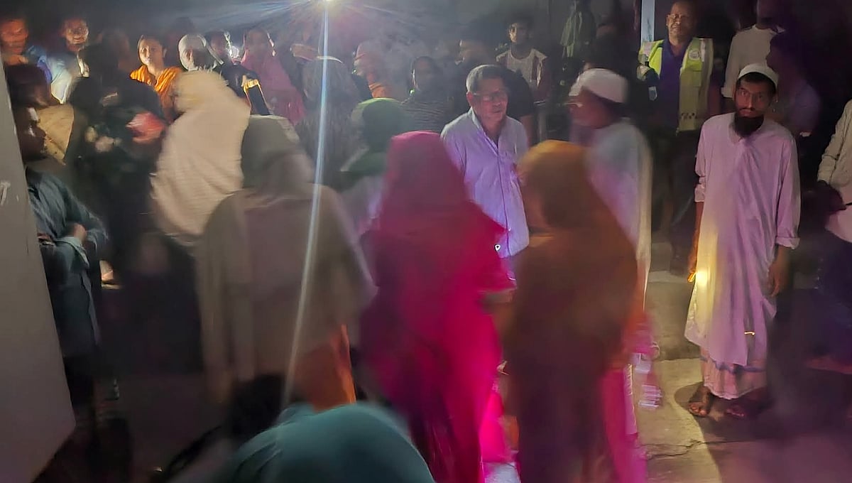 জয়পুরহাট সরকারি নার্সিং ইনস্টিটিউটে নিচতলায় আগুন লাগার পর শিক্ষার্থীরা আতঙ্কিত হয়ে বাইরে বের হন। গতকাল রাতে তোলা