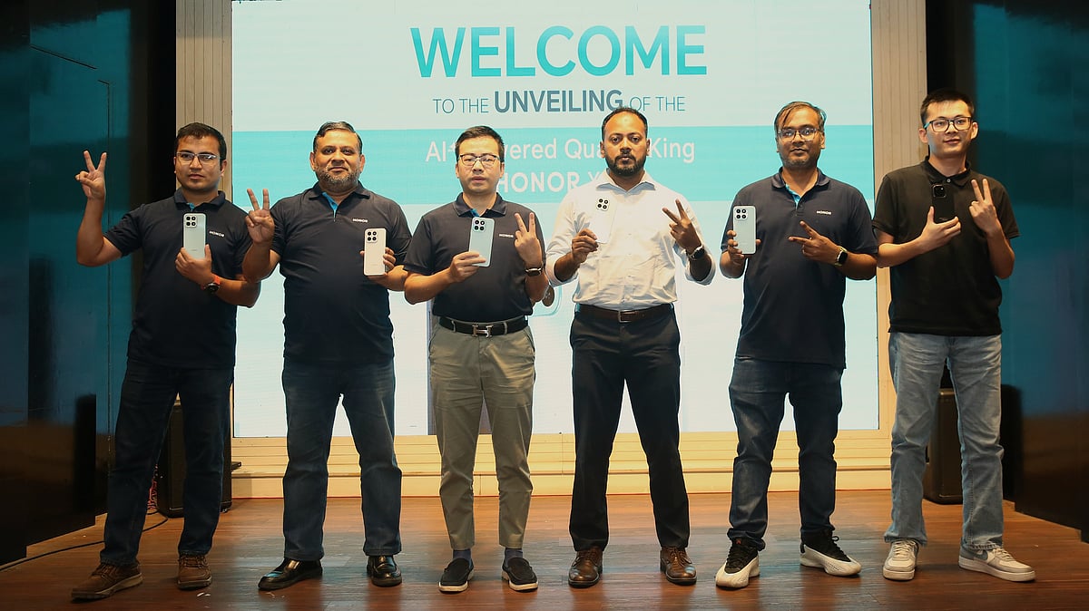 এক্স৬সি মডেলের স্মার্টফোন হাতে অতিথিরা