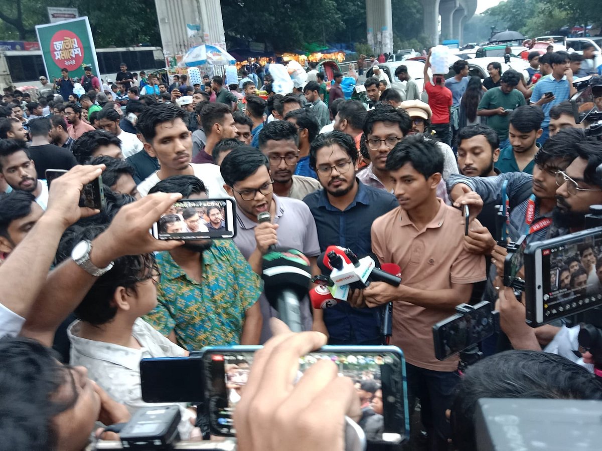 গোপালগঞ্জে জাতীয় নাগরিক পার্টির পদযাত্রা কর্মসূচিতে হামলার প্রতিবাদে শাহবাগ মোড় অবরোধ করেন দলটির নেতা-কর্মীরা। আজ বুধবার বিকেলে