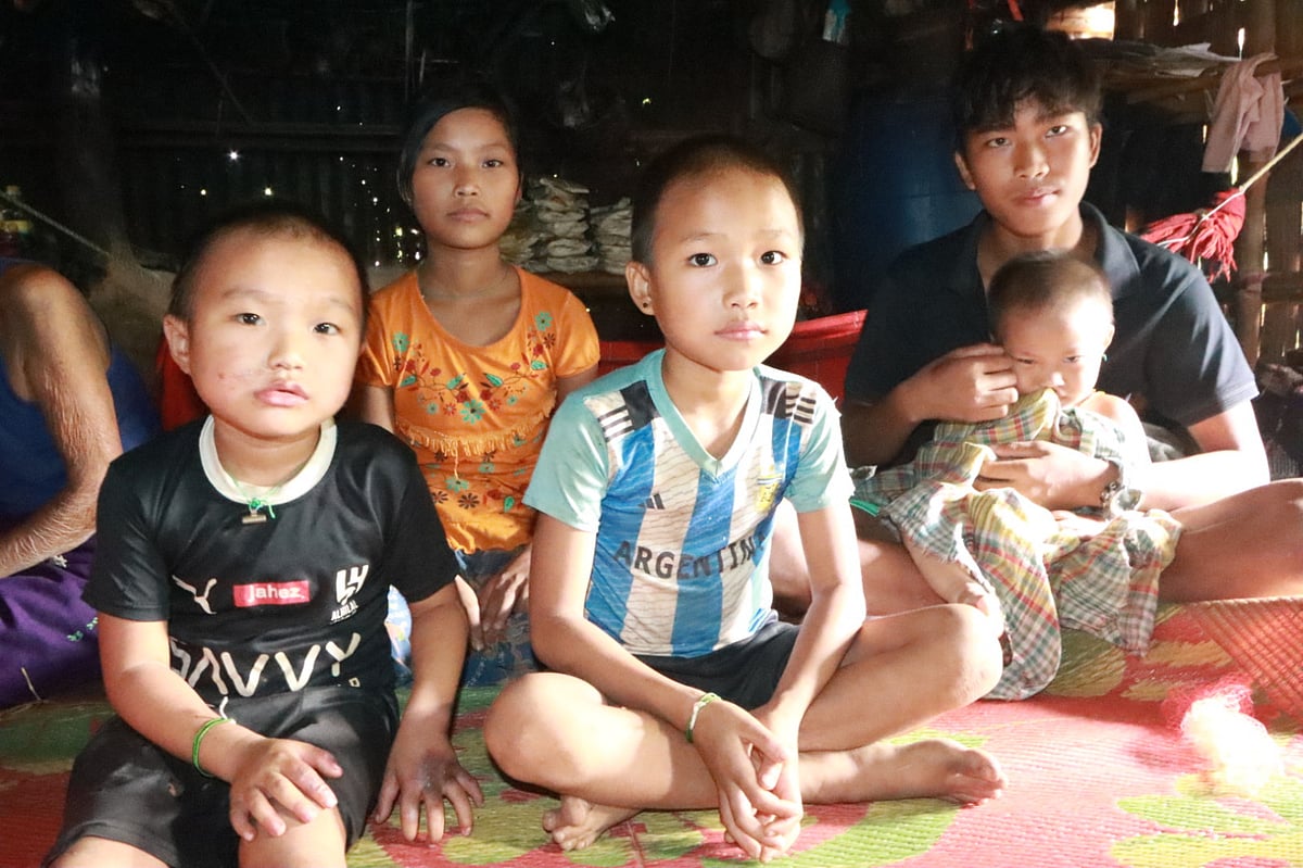 চ্যংরাউ ম্রো ও তার চার ভাই-বোন। গত বান্দরবানের চিম্বুক-থানচি সড়কের পাশে রাংলাই হেডম্যান পাড়ায়