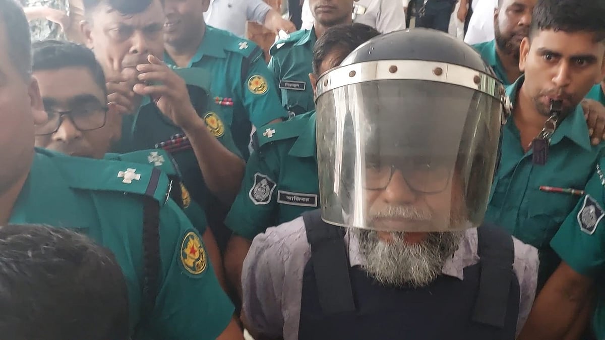 সাবেক স্বরাষ্ট্রসচিব জাহাঙ্গীর আলমকে আদালত থেকে হাজতখানায় নিয়ে যাচ্ছে পুলিশ