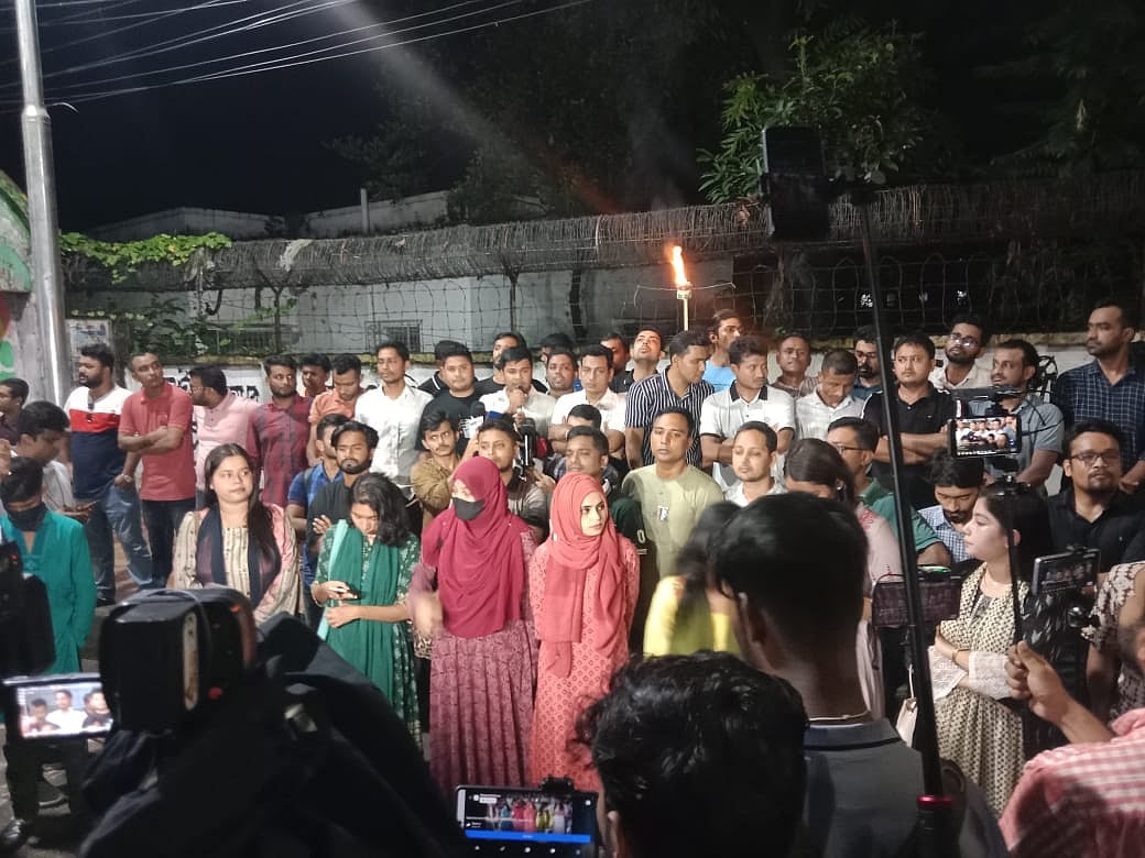 আইনশৃঙ্খলা পরিস্থিতির অবনতি ও কক্সবাজারে বিএনপি নেতা হত্যার প্রতিবাদে ঢাকা বিশ্ববিদ্যালয় ক্যাম্পাসে বিক্ষোভ শেষে সমাবেশ করে ছাত্রদল। ঢাকা, ১৬ জুলাই