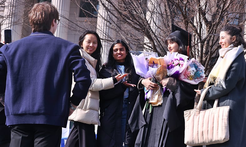 কোরিয়ার সিউলের একটি বিশ্ববিদ্যালয়ে বিদেশি শিক্ষার্থীরা