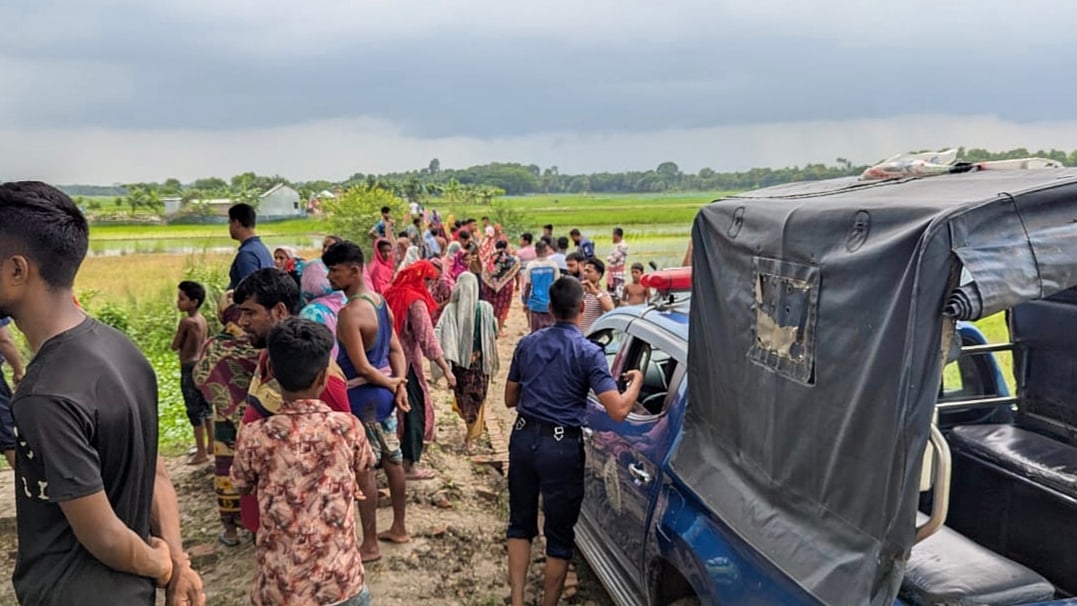 নড়াইলের লোহাগড়ায় হামলায় নিহত হওয়ার খবর পেয়ে ভিড় করেন এলাকার লোকজন। আজ বুধবার উপজেলার বাহিরপাড়া গ্রামে