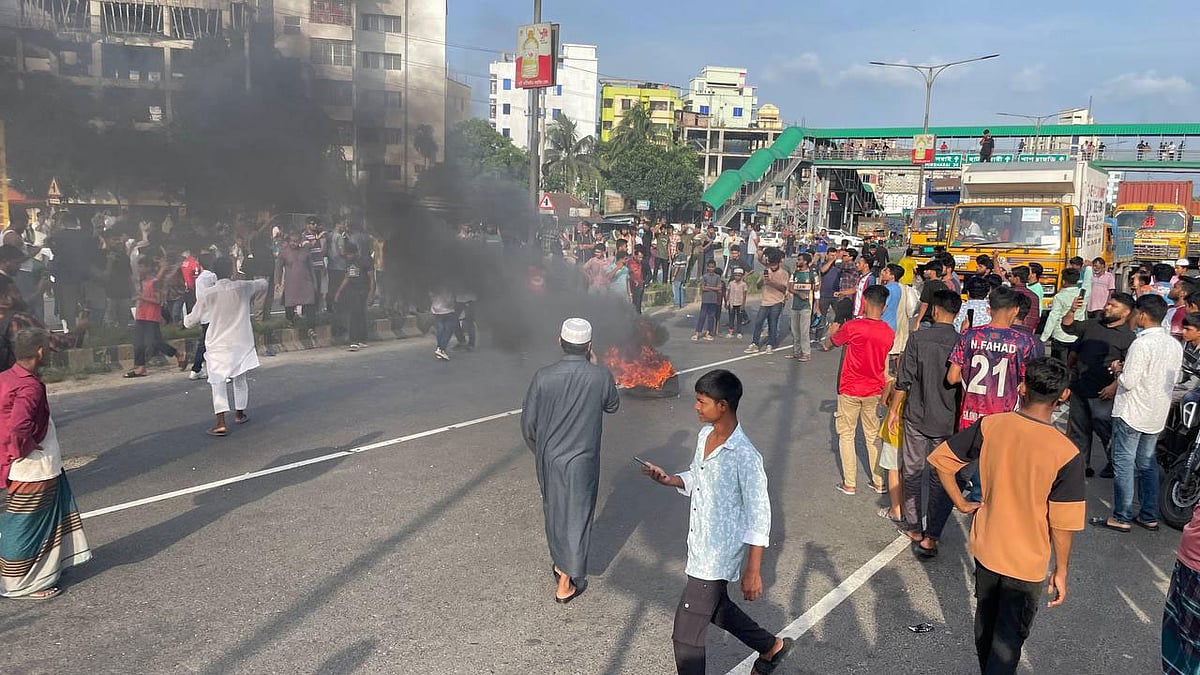 ফেনী শহরে সড়কে আগুন জ্বালিয়ে ছাত্রজনতার বিক্ষোভ। আজ বিকেলে তোলা