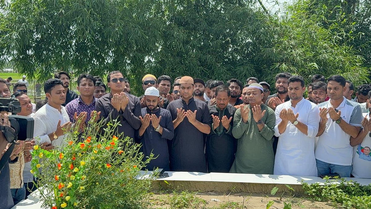 শহীদ ওয়াসিমের কবর জিয়ারত করেন ছাত্রদলের নেতা–কর্মীরা। আজ সকালে কক্সবাজারের পেকুয়ায়