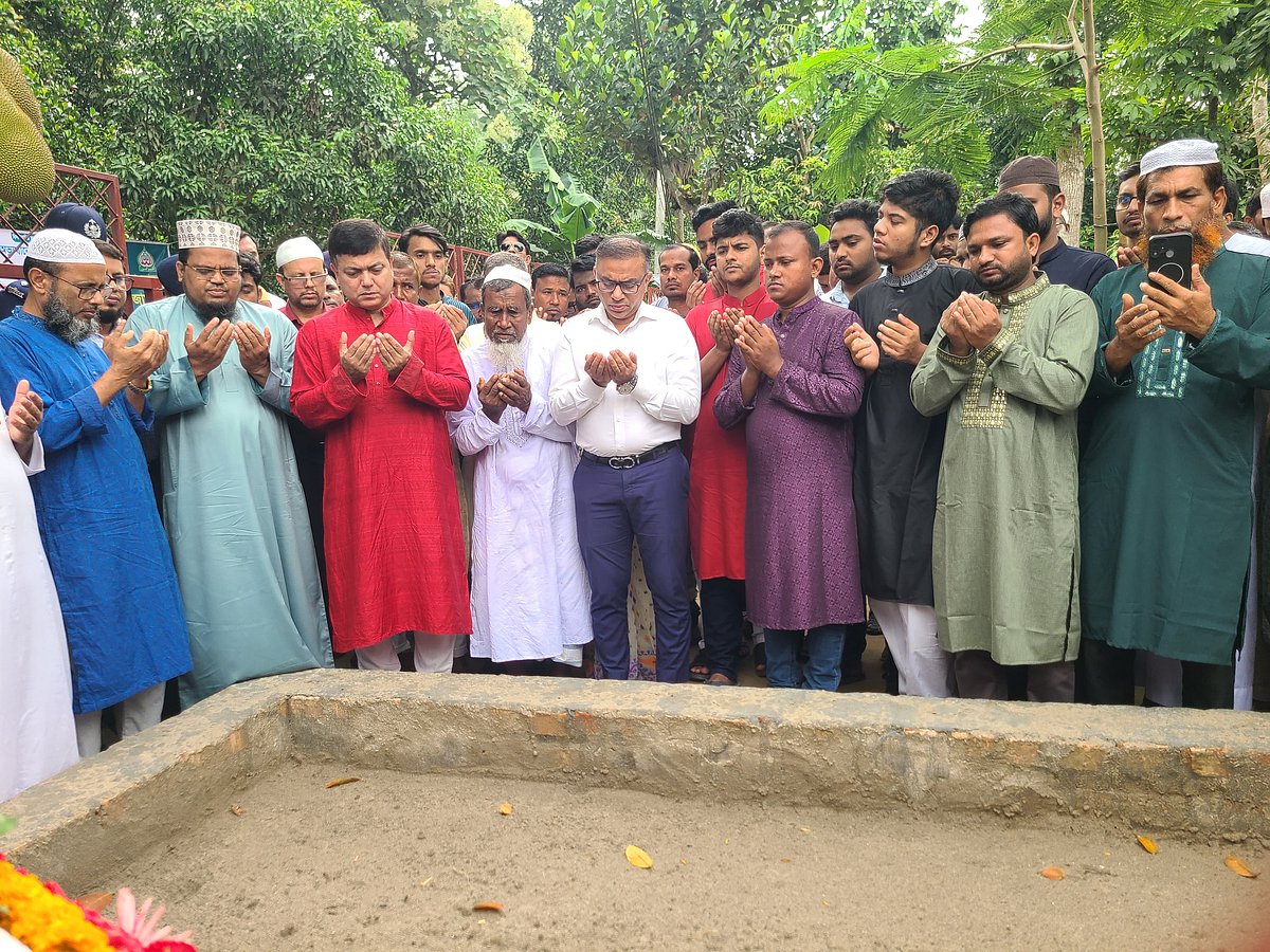 শহীদ আবু সাঈদের প্রথম মৃত্যুবার্ষিকীতে সমাধিতে বেগম রোকেয়া বিশ্ববিদ্যালয়ের উপাচার্য, জেলা প্রশাসকসহ শিক্ষার্থীরা কবর জিয়ারত করেন। বুধবার সকালে রংপুরের পীরগঞ্জ উপজেলার জাফরপাড়া এলাকায়