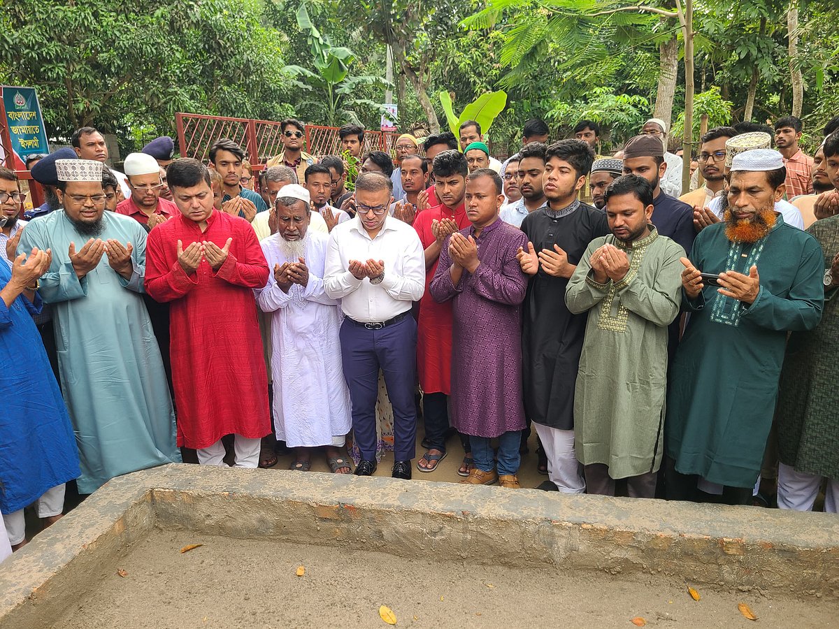 ‘জুলাই শহীদ দিবস’ উপলক্ষে রংপুরের পীরগঞ্জে শহীদ আবু সাঈদের কবর জিয়ারত করা হয়েছে। আজ বুধবার সকালে উপজেলার বাবনপুর গ্রামে