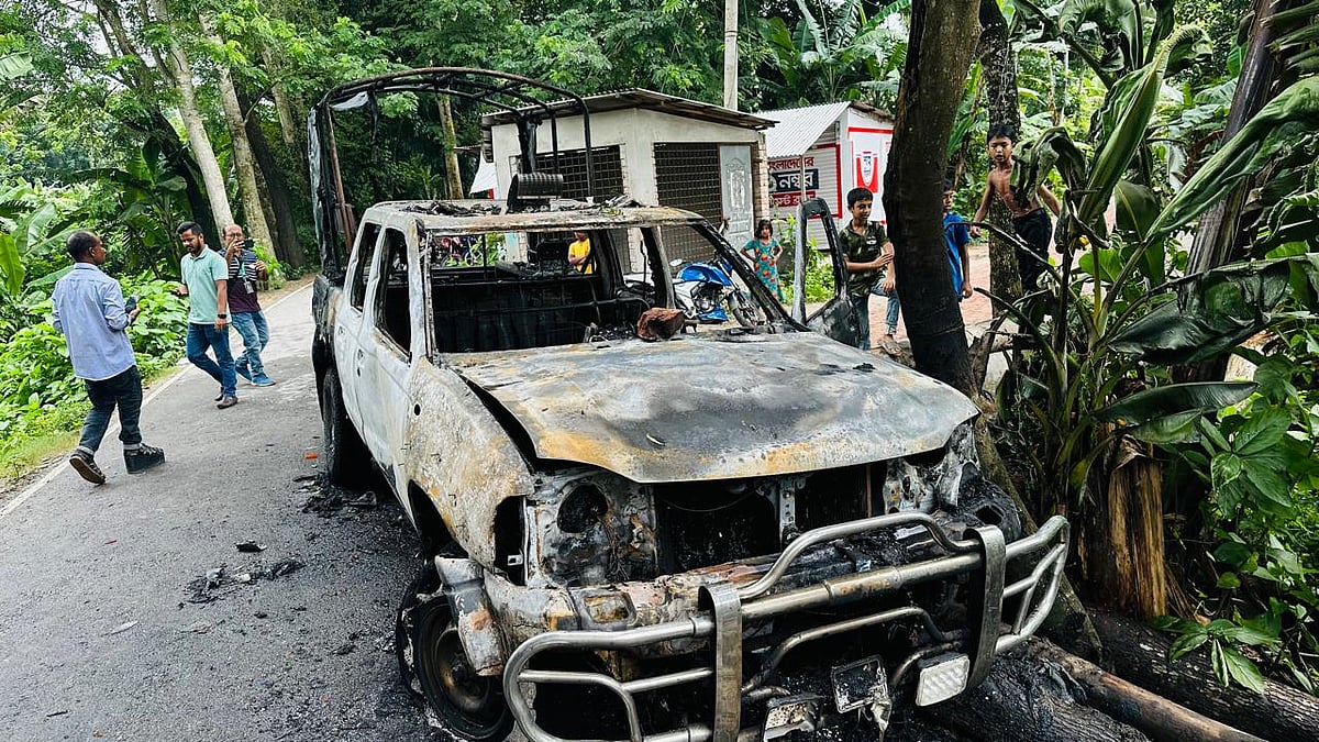 গোপালগঞ্জে এনসিপির পদযাত্রাকে কেন্দ্র করে পুলিশের গাড়িতে হামলা ও আগুন ধরিয়ে দেওয়ার ঘটনা ঘটেছে। আজ বুধবার সদর উপজেলার উলপুর-দুর্গাপুর সড়কের খাটিগড় চরপাড়া এলাকায়