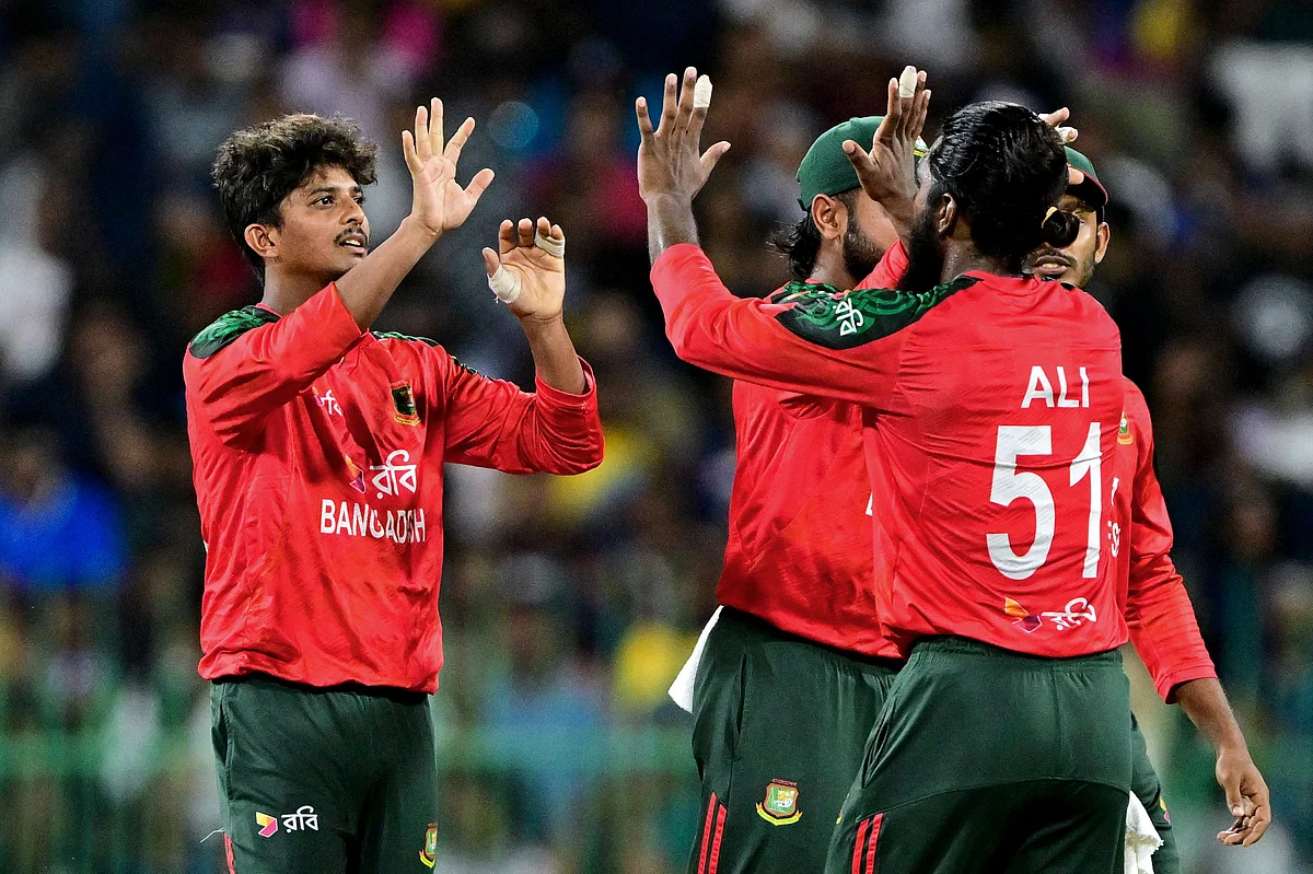 বল হাতে মেহেদীই আটকে দিয়েছেন শ্রীলঙ্কান ব্যাটসম্যানদের।