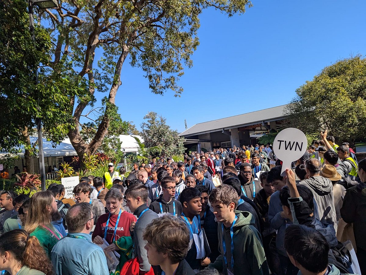 পরীক্ষা শেষে কেন্দ্র থেকে বের হচ্ছে শিক্ষার্থীরা। সানশাইন কো‌স্ট, অস্ট্রেলিয়া, ১৬ জুলাই ২০২৫