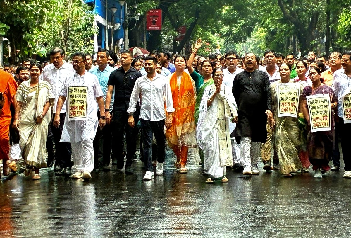 বিজেপিশাসিত বিভিন্ন রাজ্যে ‘বাংলাদেশি’ তকমা লাগিয়ে বাংলাভাষীদের হেনস্তার প্রতিবাদে আয়োজিত বিক্ষোভ মিছিলে তৃণমূল নেত্রী মমতা বন্দ্যোপাধ্যায়। আজ বুধবার কলকাতার ধর্মতলায়