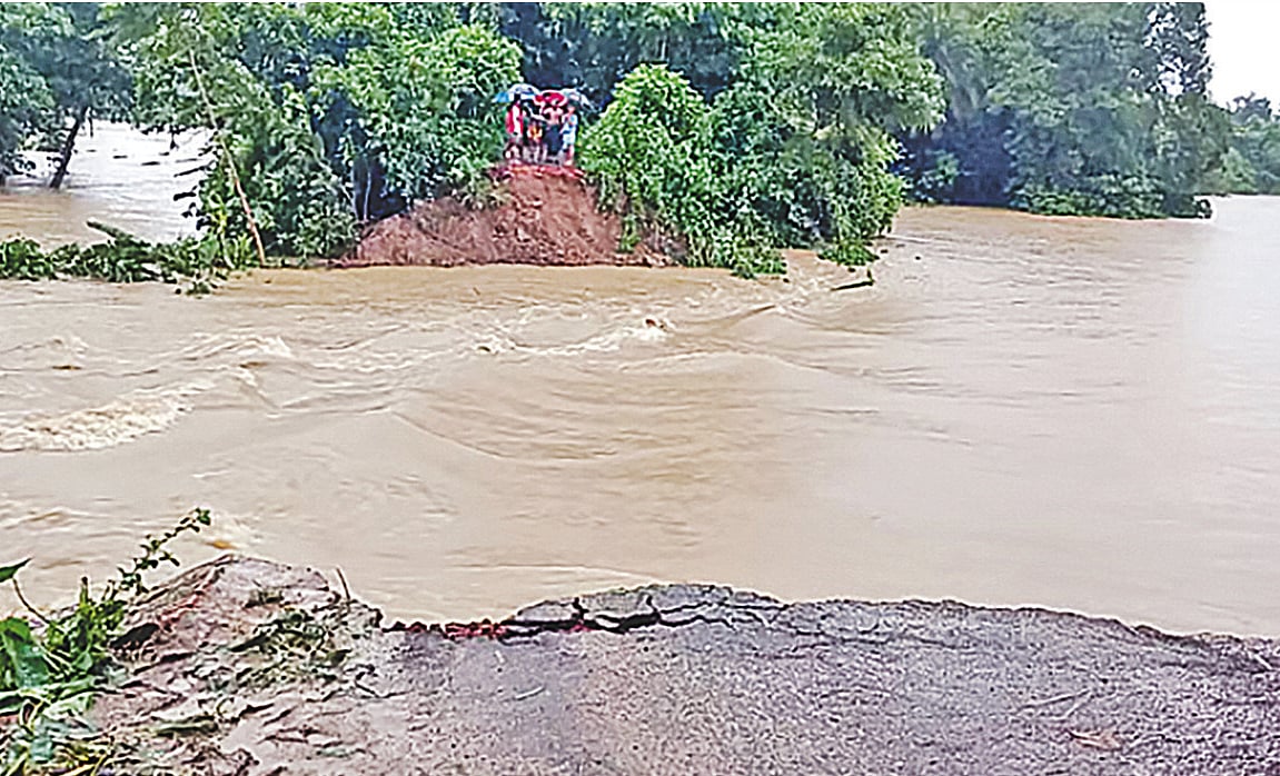 ফেনীর ফুলগাজীতে বন্যায় ভেঙে যাওয়া বাঁধ।  ফাইল ছবি