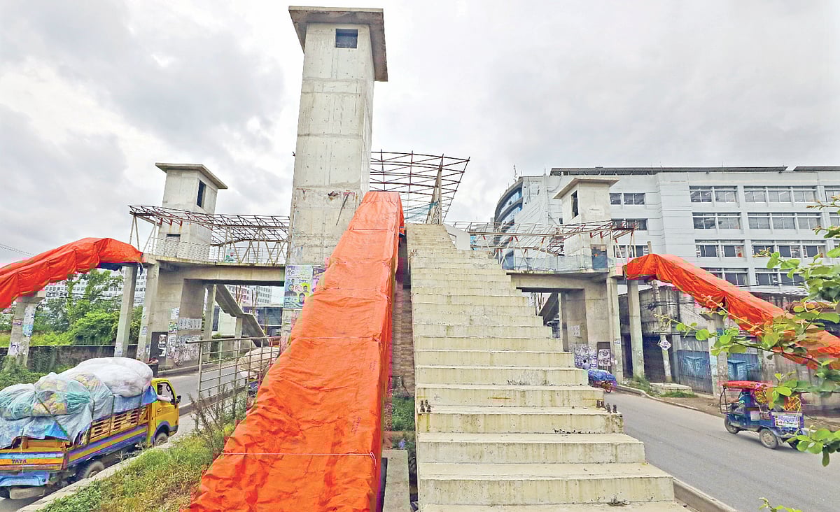 ঢাকার বিমানবন্দর থেকে গাজীপুর পর্যন্ত বিআরটি প্রকল্পের কাজ এখনো শেষ হয়নি। স্টেশনগুলোর বেশির ভাগ নির্মাণকাজ এখনো বাকি। সোমবার বিকেলে গাজীপুরের গাজীপুরা ২৭ বাসস্ট্যান্ড এলাকায়