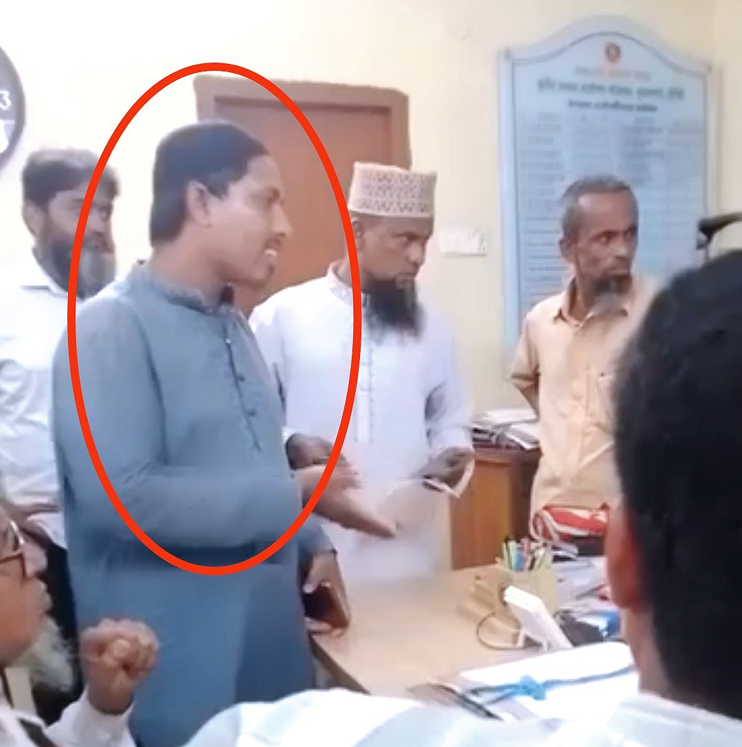কুমিল্লার মুরাদনগর উপজেলা প্রকৌশলীর দপ্তরে জামায়াত নেতা মাহবুব আলম মুন্সী (গোল চিহ্নিত)