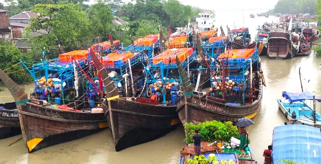 পাঘরঘাটা নতুন খাল এলাকায় নোঙ্গর করা কয়েকটি রূপান্তরিত ট্রলিং ট্রলার। সম্প্রতি তোলা