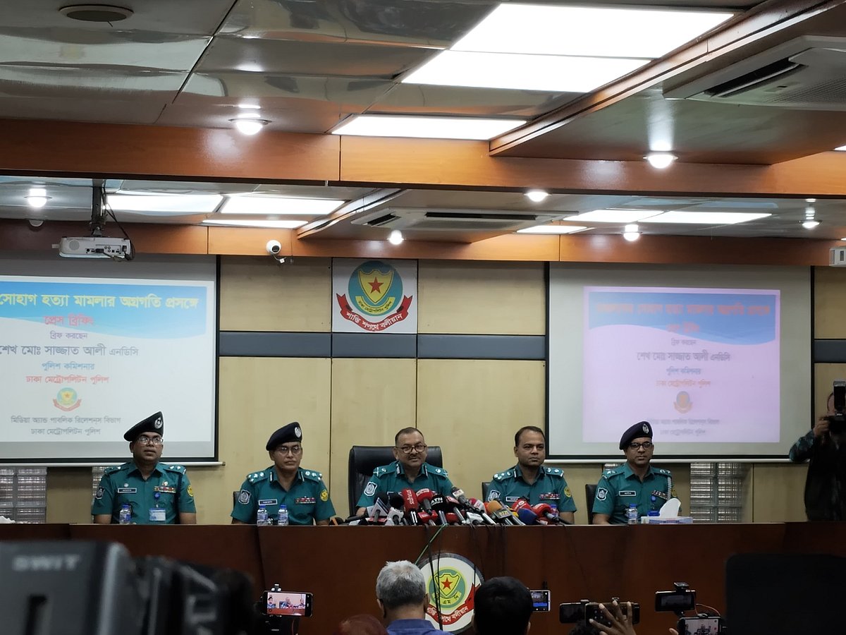 ঢাকা মহানগর পুলিশের (ডিএমপি) মিডিয়া সেন্টারে আয়োজিত সংবাদ সম্মেলন। আজ বুধবার দুপুরে