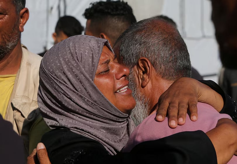 ত্রাণ আনতে গিয়ে নিহতদের জন্য ফিলিস্তিনিদের শোক। গাজার খান ইউনিসের নাসের হাসপাতালে, ১৬ জুলাই ২০২৫