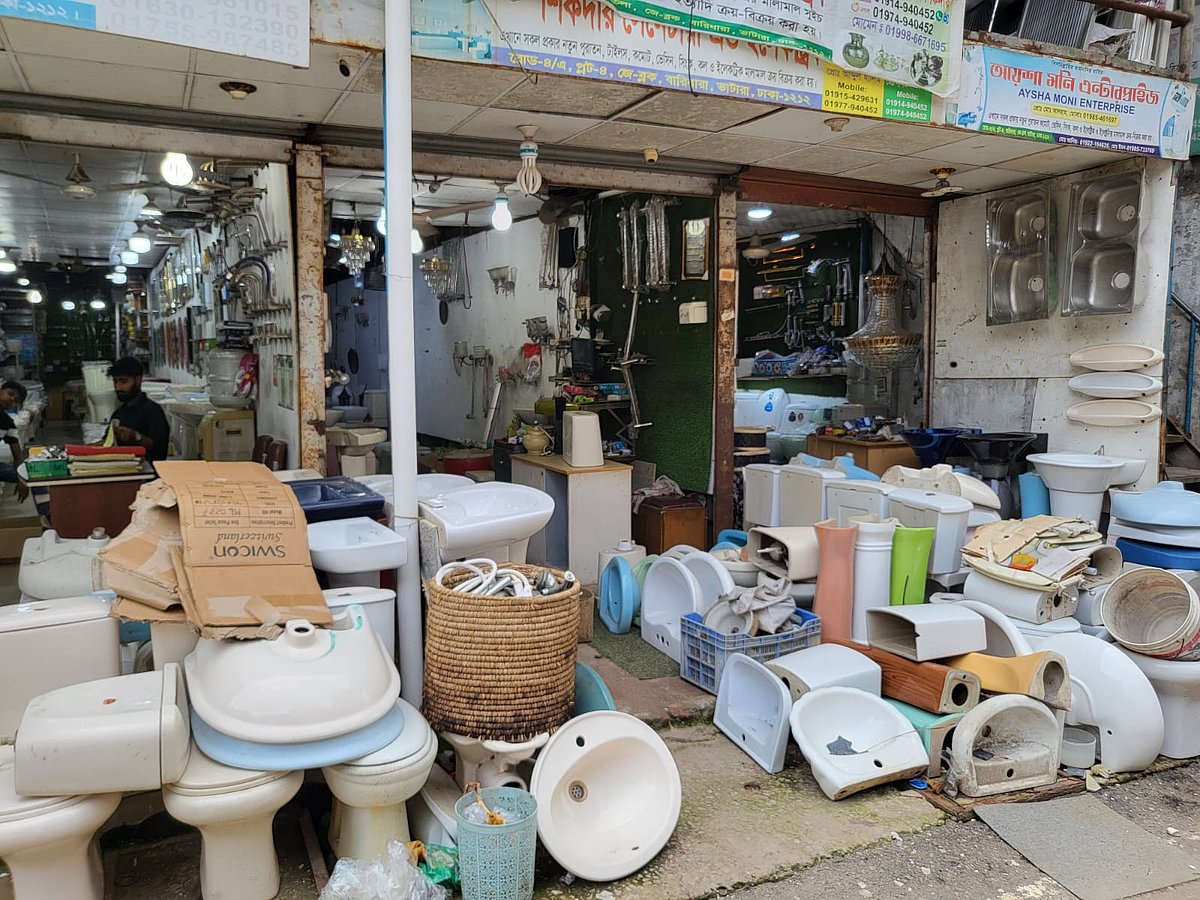 পুরোনো স্যানিটারির দোকানে বিক্রির জন্য সাজিয়ে রাখা হয়েছে