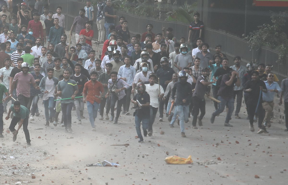 গত বছরের ১৬ জুলাই শিক্ষার্থীদের আন্দোলনে নগরের মুরাদপুর এলাকায় হামলা করেন আওয়ামী লীগ, যুবলীগ ও ছাত্রলীগের কর্মীরা
