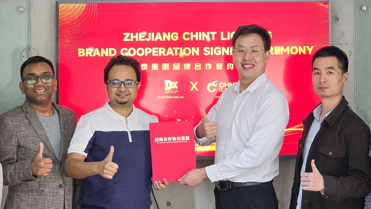 চুক্তি স্বাক্ষর অনুষ্ঠানে দুটি প্রতিষ্ঠানের কর্মকর্তারা