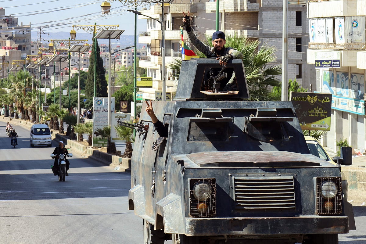 সুয়েইদা থেকে সিরীয় বাহিনী প্রত্যাহারের পর বৃহস্পতিবার উচ্ছ্বসিত দ্রুজ যোদ্ধারা