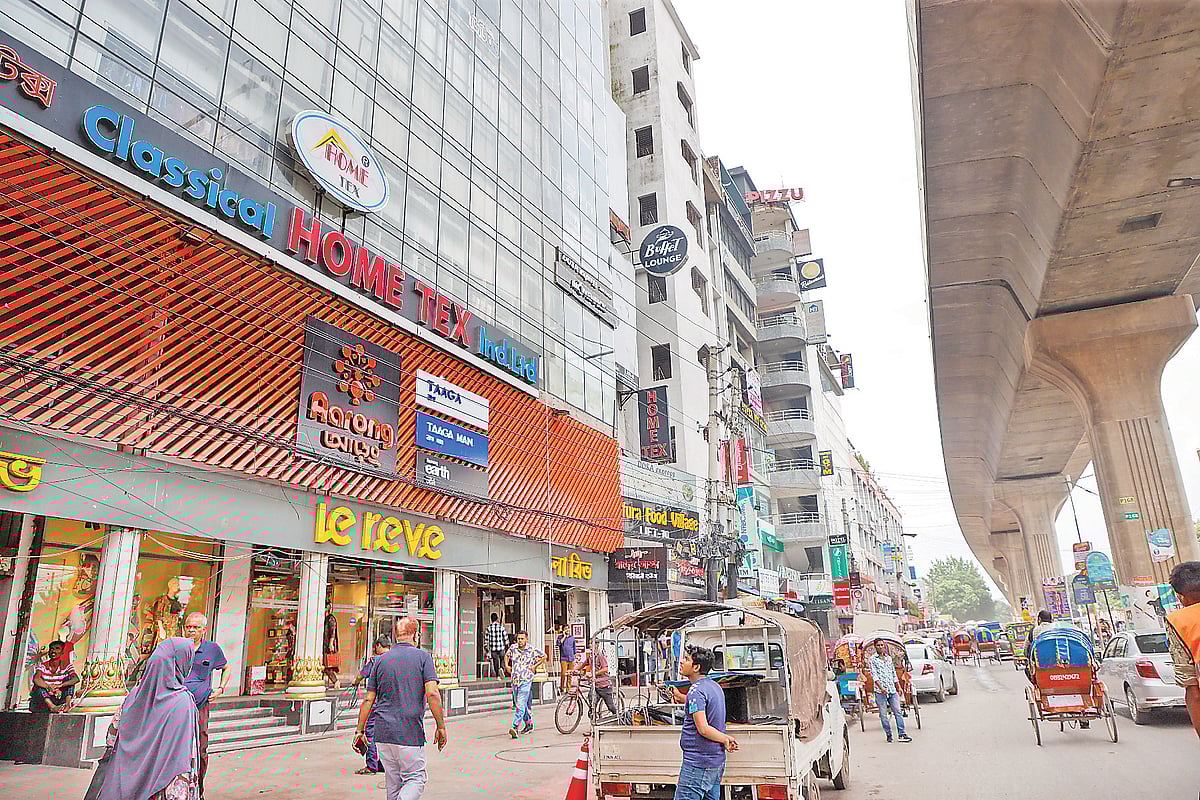 মেট্রোরেলের প্রভাবে জমজমাট হয়ে উঠেছে মিরপুর এলাকার ব্যবসা-বাণিজ্য। গড়ে উঠছে একের পর এক বিপণিবিতানসহ নামীদামি ব্র্যান্ডের দোকান। গতকাল মিরপুর-১২ নম্বর এলাকায়