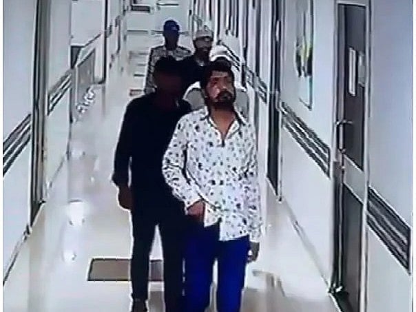 সিসিটিভি ফুটেজে সশস্ত্র কয়েক ব্যক্তিকে হাসপাতালে দেখা যায়। ১৭ জুলাই, বিহারের পাটনা