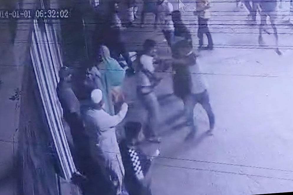 গুলিবিদ্ধ হয়ে পড়ে আছেন ইব্রাহিম শিকদার, তাঁকে গুলি করা সজীবকে মারধরে উপস্থিত লোকজন