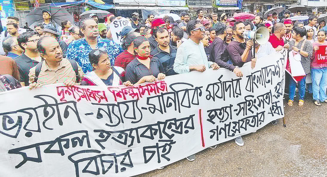 গত বছর ১ আগস্ট ফার্মগেটে বৃষ্টিতে ভিজে সমাবেশ করে ‘দৃশ্যমাধ্যম শিল্পীসমাজ’।