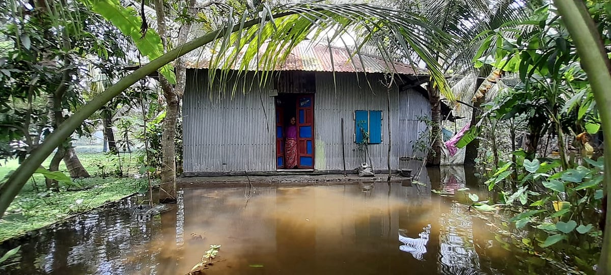 নোয়াখালীতে এখনো পানিবন্দী অনেক পরিবার। গত বুধবার বিকেলে সদর উপজেলার কাদিরহানিফ ইউনিয়নের লক্ষ্মীনারায়নপুর এলাকায়