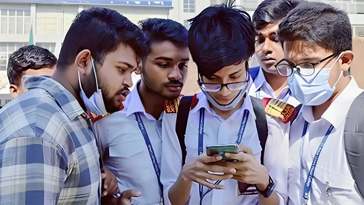 কলেজে একাদশ শ্রেণিতে ভর্তিতে আবেদন করছে শিক্ষার্থীরা