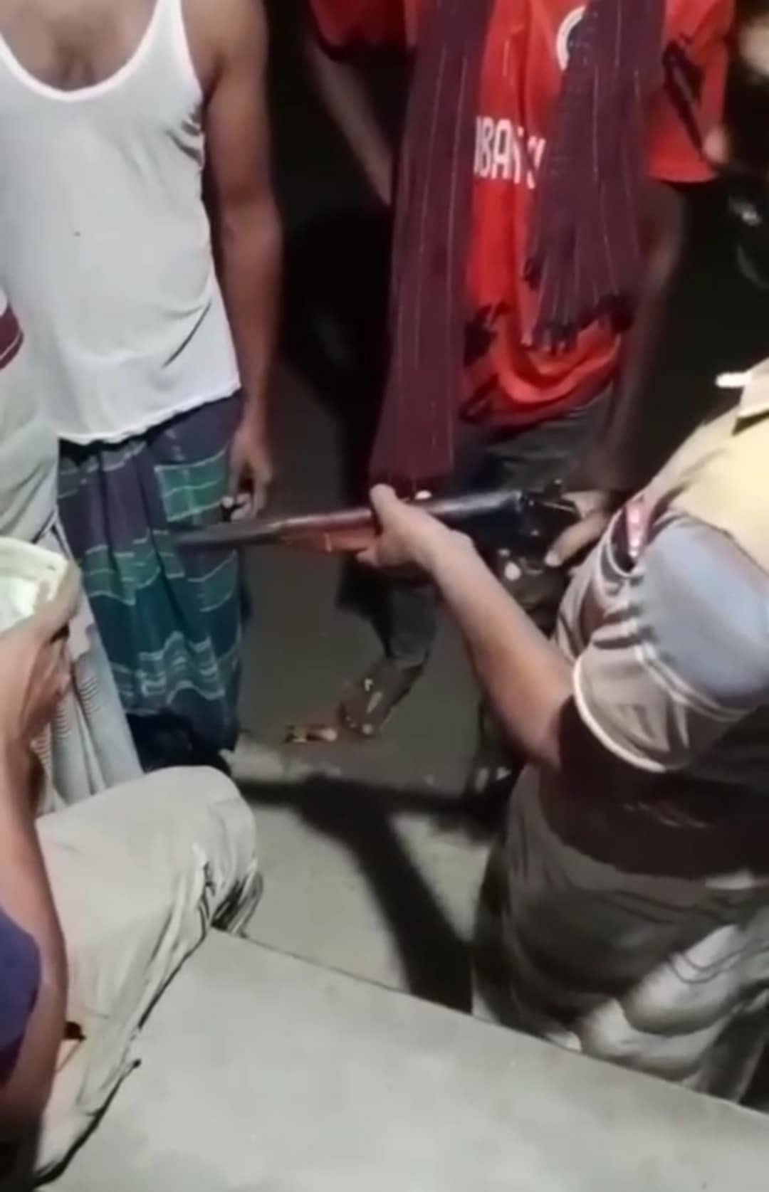 ছড়িয়ে পড়া ভিডিওতে কয়েকজন ব্যক্তিকে অস্ত্র কেনাবেচা করতে দেখা যায়।