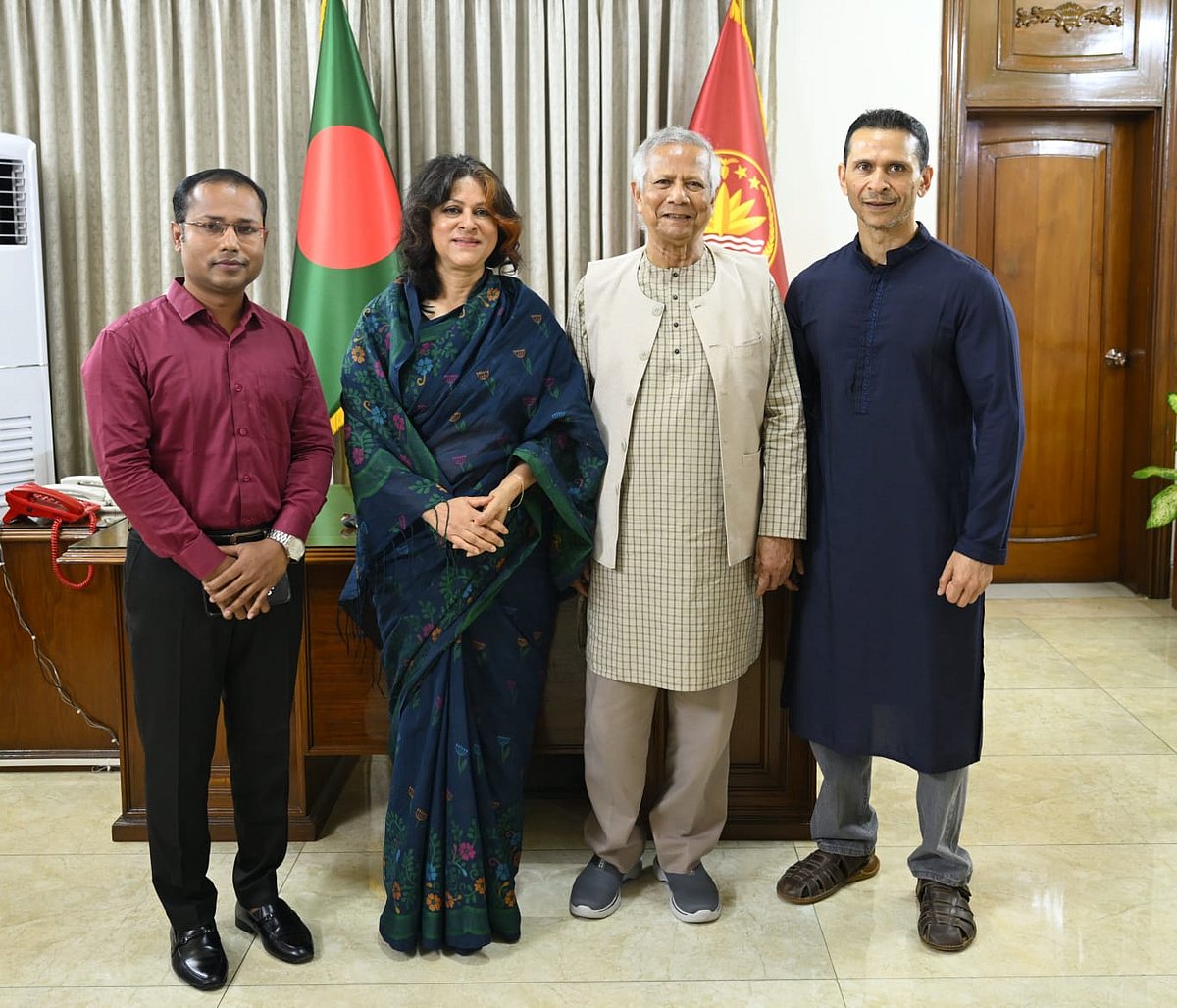 প্রধান উপদেষ্টা অধ্যাপক মুহাম্মদ ইউনূসের সঙ্গে তাজউদ্দীন আহমদের মেয়ে শারমিন আহমদ ও ছেলে তানজিম আহমদ সোহেল তাজ। আজ বৃহস্পতিবার রাষ্ট্রীয় অতিথি ভবন যমুনায়
