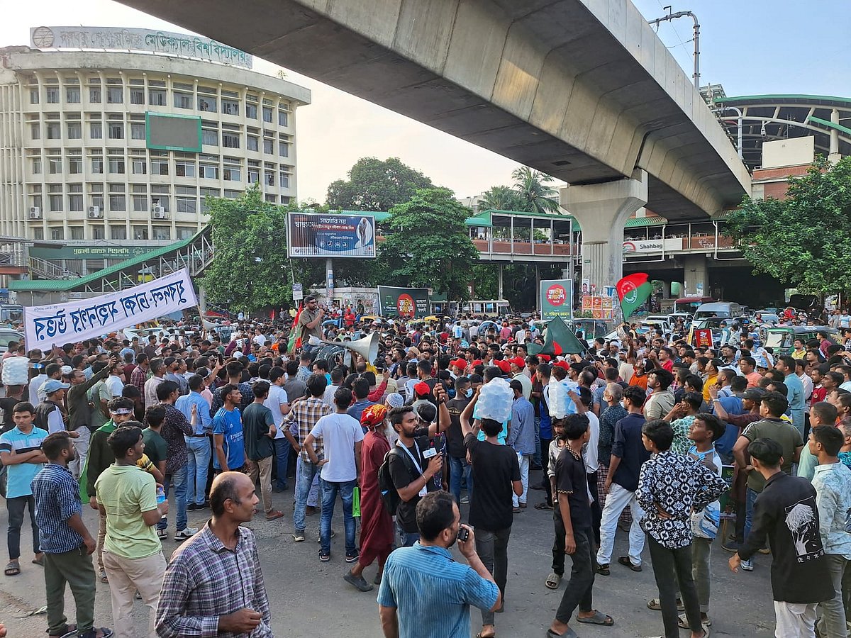 মিছিল নিয়ে রাজধানীর শাহবাগ মোড় অবরোধ করে জাতীয়তাবাদী যুবদল। আজ বৃহস্পতিবার বিকেল