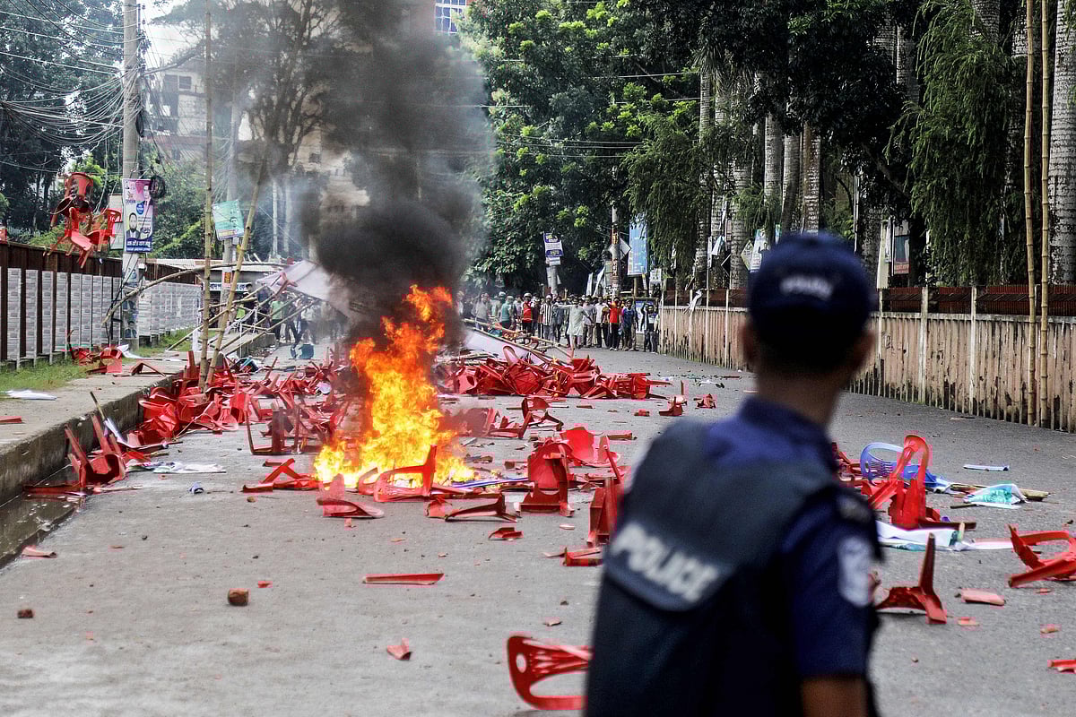 গোপালগঞ্জে এনসিপির জনসভাস্থলে হামলা ও ভাঙচুর। হামলাকারী ও পুলিশের মুখোমুখি অবস্থান। বুধবার, গোপালগঞ্জ সদর