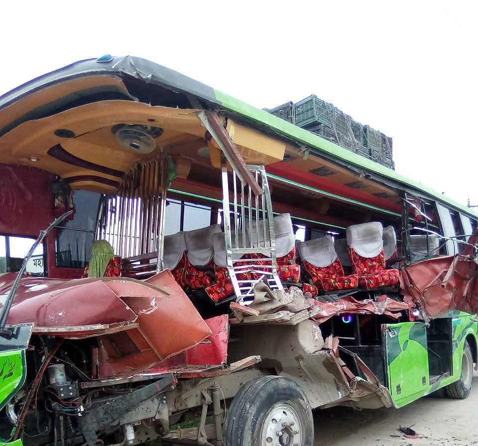 দুর্ঘটনাকবলিত বাসটি থানা হেফাজতে নেওয়া হয়েছে