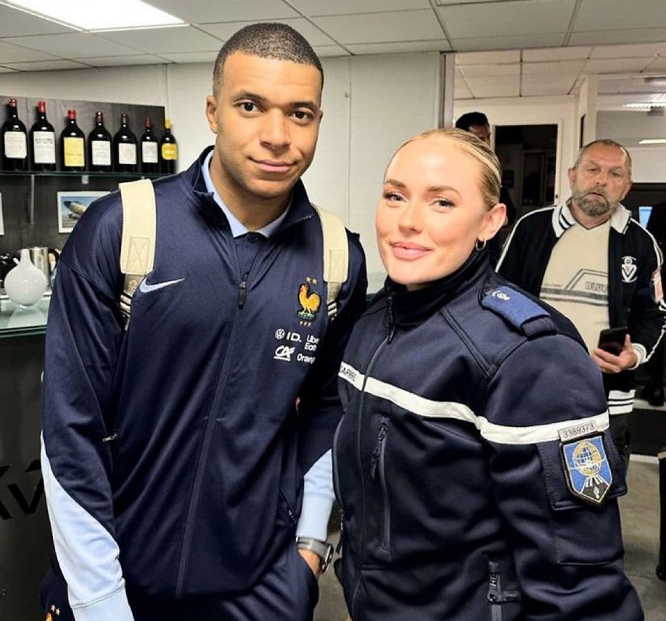 কিলিয়ান এমবাপ্পের সঙ্গে এক নারী পুলিশ সদস্য