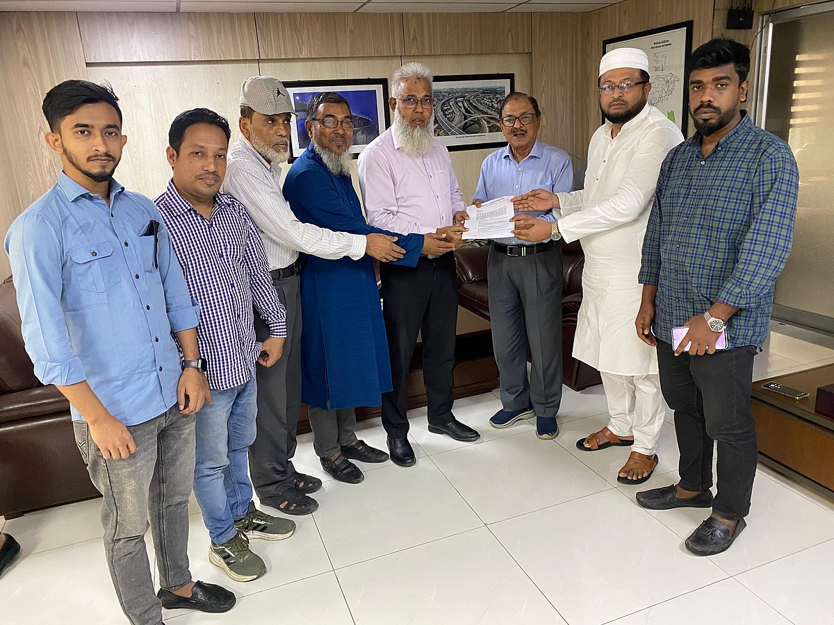 ‘আমরা ভোলাবাসী’র পক্ষ থেকে স্মারকলিপি দেওয়া হচ্ছে। আজ বৃহস্পতিবার রাজধানীর সেতু ভবনে