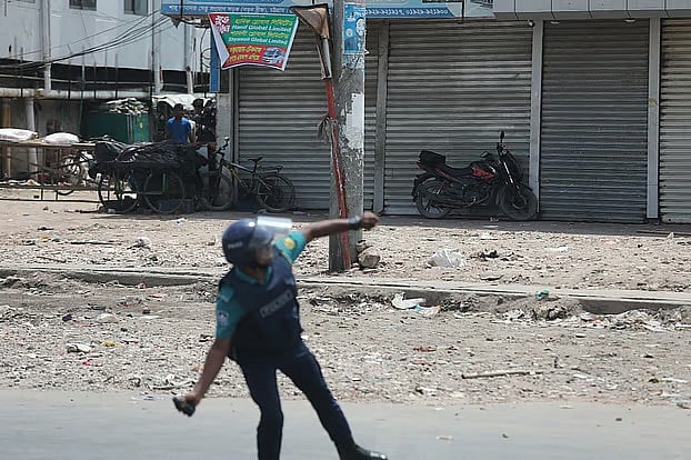 চট্টগ্রামের শাহ আমানত সেতু এলাকায় শিক্ষার্থীদের দিকে সাউন্ড গ্রেনেড ছুড়ছেন এক পুলিশ সদস্য। ২০২৪ সালের ১৮ জুলাই তোলা