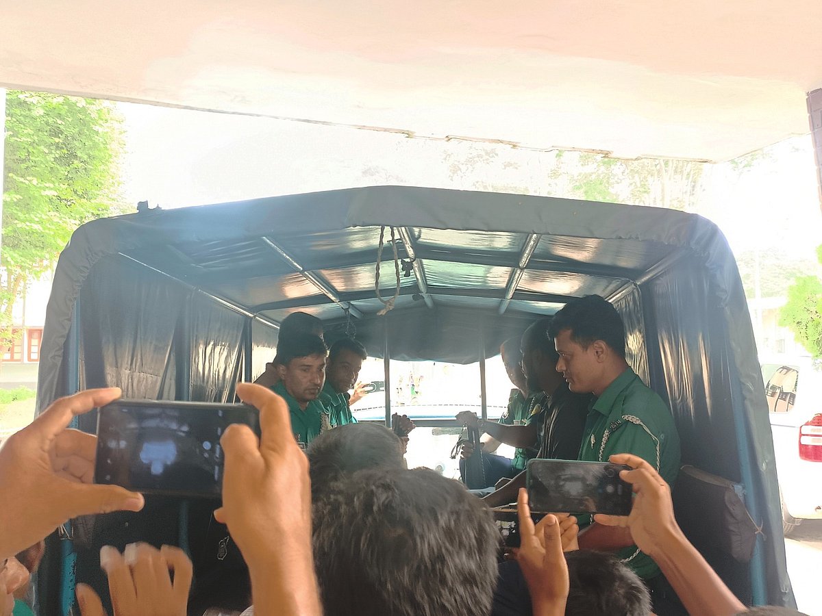 রাজশাহী বিশ্ববিদ্যালয়ের তিন কর্মকর্তাকে গ্রেপ্তার করেছে পুলিশ। আজ বৃহস্পতিবার দুপুরে বিশ্ববিদ্যালয়ের প্রশাসন ভবনের সামনে