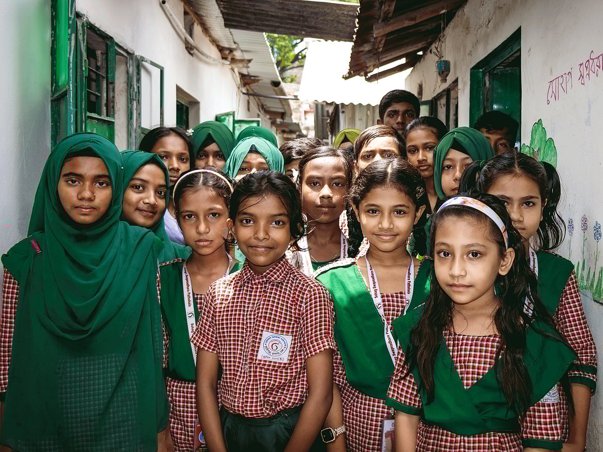 শুধু বই বা খাতা বিতরণ নয়, তাঁরা শিশুদের সম্ভাবনার দুয়ার খুলে দিতে চান