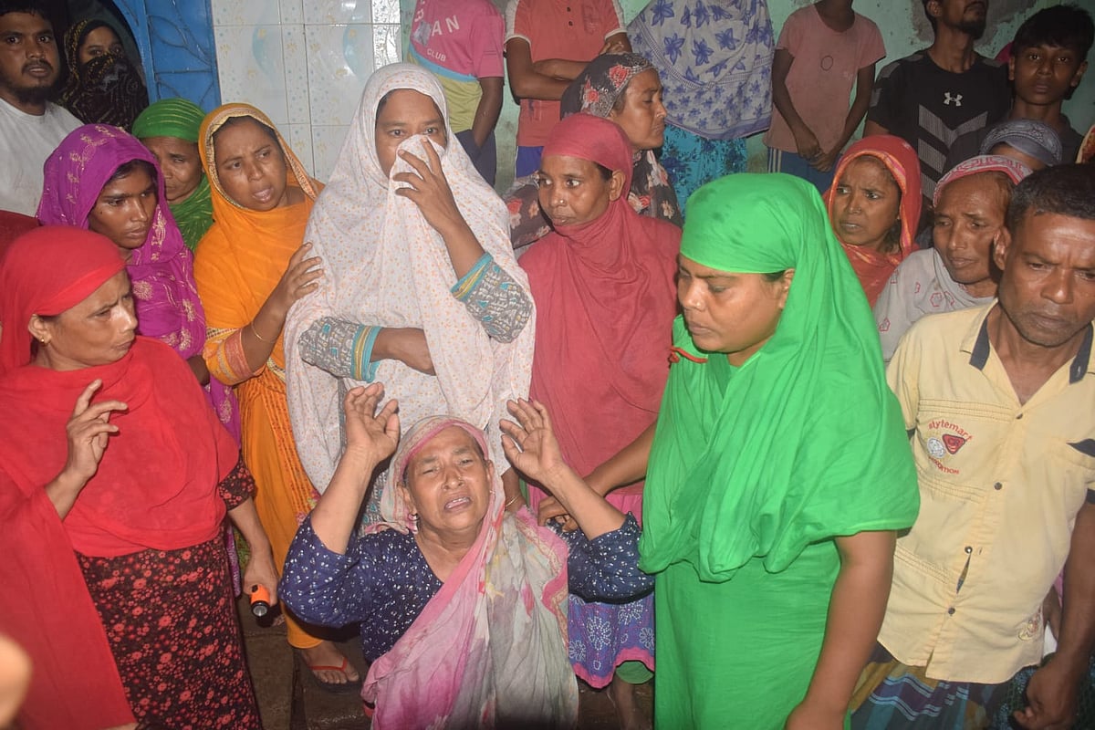 বগুড়ায় দুজনকে খুন করা হয়েছে। বাড়িতে স্বজনদের আহাজারী। বুধবার রাতে