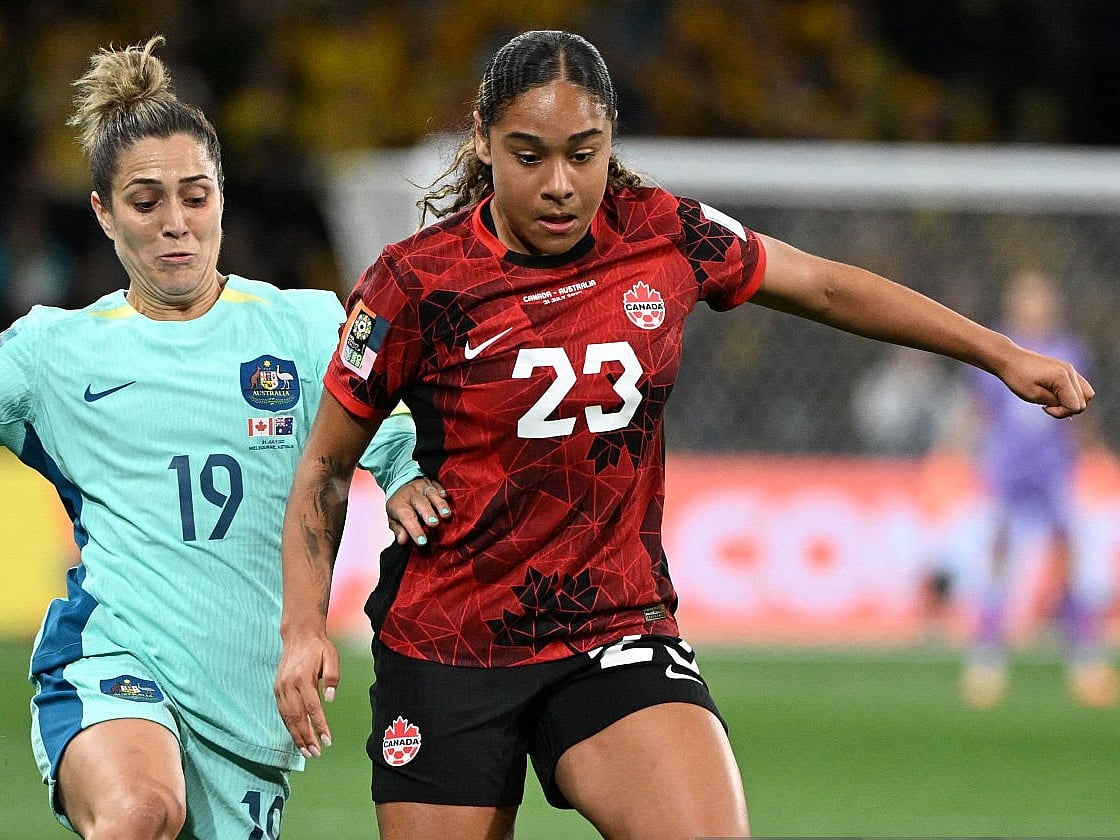 বিশ্বের সবচেয়ে দামি নারী ফুটবলার অলিভিয়া স্মিথ (২৩ নম্বর)