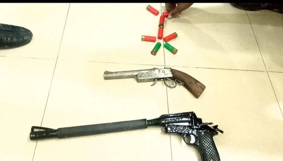 চট্টগ্রামের আনোয়ারায় দেশীয় অস্ত্রসহ একজনকে আটক করা হয়েছে। আজ বৃহস্পতিবার সকালে  উপজেলার বরুমচড়া ইউনিয়নের এক নম্বর ওয়ার্ডে