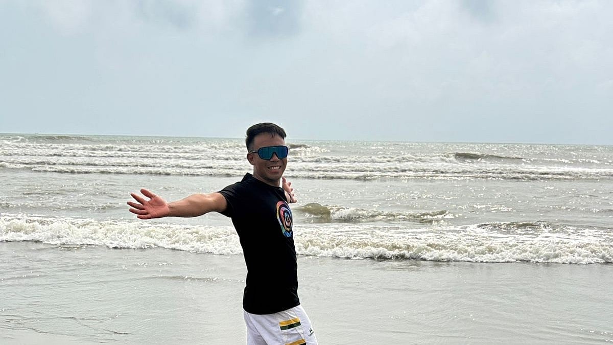 কক্সবাজার সমুদ্রসৈকতে উচ্ছ্বসিত তাশি গ্যালজেন শেরপা