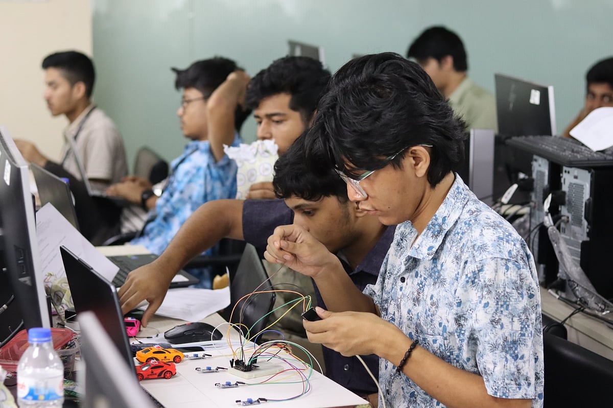 প্রযুক্তি কাজে লাগিয়ে বাস্তব সমস্যা সমাধানে মেতেছিলেন শিক্ষার্থীরা। আজ সকালে চুয়েট ক্যাম্পাসে